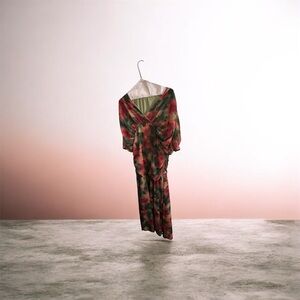 NEW Chic Long Sleeve Floral Dress in Red and Green